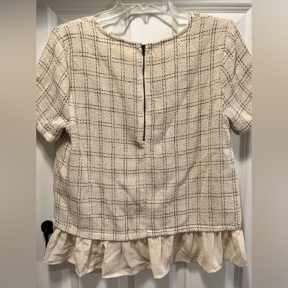 Top of shirt is a tweed material, bottom is chiffon. Size medium, but runs small - Picture 2 of 2